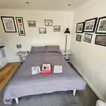 Modern Immaculate Studio With Ac & Parking, Outside The Caz