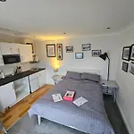 Modern Immaculate Studio With Ac & Parking, Outside The Caz
