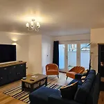 Spacious Modern 2-Bed Parking & Wi-Fi & 65\