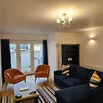 Spacious Modern 2-Bed Parking & Wi-Fi & 65\