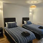 Spacious Modern 2-Bed Parking & Wi-Fi & 65\