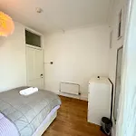 Adorable Room Near City Centre