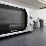 Central 2 Bedroom Apartment, 5 Guests Welcome, Free Off-Peak Parking