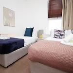 Central 2 Bedroom Apartment, 5 Guests Welcome, Free Off-Peak Parking