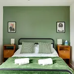 Private 2Bed-Parking-Sleeps5-By Fabaccommodation