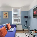 Stylish Sleek Abode - Sleeps 6