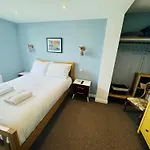 Modern & Vintage Inspired Home In Old Totterdown