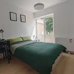 Gated 4 Guests House Free Parking