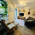 Au Naturel Home With Private Parking