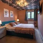 Swiper - 1 Bedroom Luxury Apartment By Mint Stays
