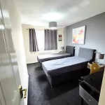 Modern 2 Bed House- Free Parking And Close To The Centre