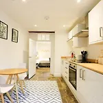 Spacious Boutique Apartment Clifton King Size Bed