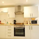 Spacious Boutique Apartment Clifton King Size Bed