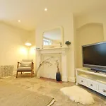 Spacious Boutique Apartment Clifton King Size Bed