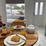 Sunny Studio With Parking And Private Entrance