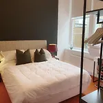 Modern And Bright Three Bed Apartment