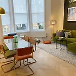 Modern And Bright Three Bed Apartment