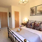 Cabot Mews Apartment 6