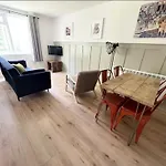 Montague Central One Bedroom Flat With Parking
