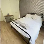 Montague Central One Bedroom Flat With Parking