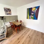 Montague Central One Bedroom Flat With Parking