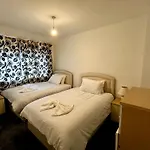 Family Home Near Cribbs Causeway And The Wave, Just 2 Minutes From Airbus And Rolls Royce