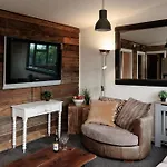 The Pine Cabins Including Games Room, Camp Fire & Hot Tub