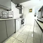 Contemporary Garden Flat In Clifton