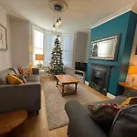 Gloucester Rd 2 Mins Away - Fab, New, Trendy House