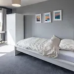 Cozy 3 Bed Garden House