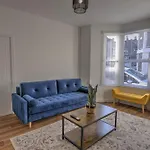 2 Bed House Family Friendly With Garden