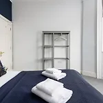 Central Flat-2Bed-Free Parking-By Fabaccommodation