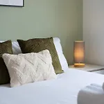 Long Stays-4Bed-2Bath-Parking-By Fabaccommodation