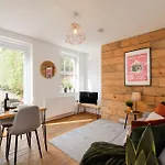 Long Stays-4Bed-2Bath-Parking-By Fabaccommodation