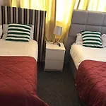 Guest House In Rose Meare Gardens