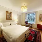 One Bedroom Basement Flat In Canynge Square