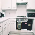 Spacious 2 Bed House Close To Parkway Station
