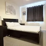 Spacious 2 Bed House Close To Parkway Station
