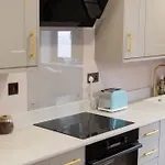 Kitsune - 1 Bedroom Luxury Apartment By Mint Stays