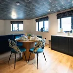 Steppe - 1 Bedroom Luxury Apartment By Mint Stays