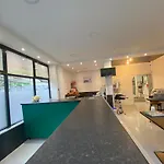 Modern Flat Near City Centre 3