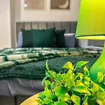 Bauhaus 4 Bedroom House By Altoluxoexperience Short Lets & Serviced Accommodation With Free Parking