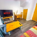 The Purple 5 Bedroom House By Altoluxoexperience Short Lets & Serviced Accommodation With Free Parking