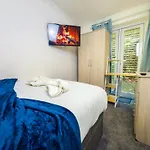 The Purple 5 Bedroom House By Altoluxoexperience Short Lets & Serviced Accommodation With Free Parking
