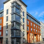 Iconic Garden Apt, Steps From City Centre & Cafes