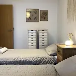 Au Naturel Home With Private Parking