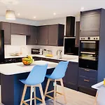 Hideaway House, Sleeps 9, With Parking