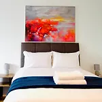 Hideaway House, Sleeps 9, With Parking