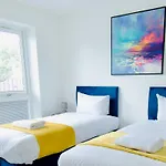 Hideaway House, Sleeps 9, With Parking