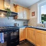 Wood Fire And Parking Large 4-Bed House Extended Stays